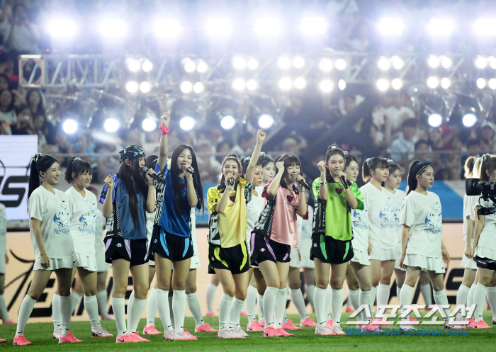 [포토] 뉴진스 '축구팬들 마음 심쿵'