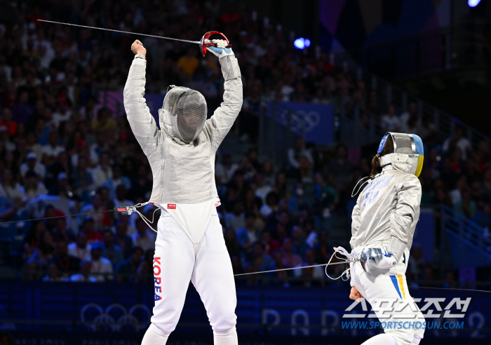 '졌잘싸' 한국 여자 사브르, 우크라이나에 석패 '그래도 깜짝 은메달'[…