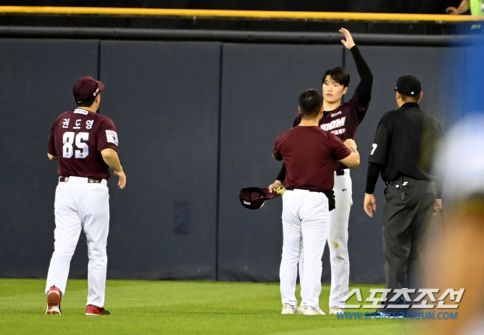 '아찔하네' 타구 향해 몸 날리다 위험한 충돌, 임병욱과 이주형의 가슴 …