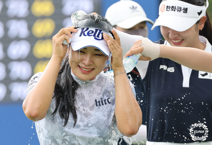 "복합적 감정이 든다" 3전4기 복귀 후 첫 우승, 끝내 울먹인 윤이나,…