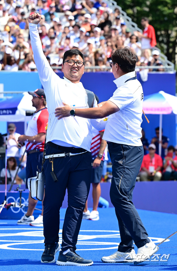 [올림픽] 양궁 男 개인 정상, 3관왕 김우진 "슛오프 직후, 승리 직감…