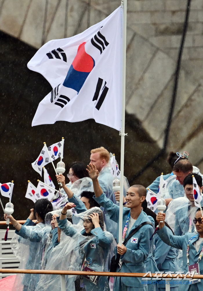 [올림픽]"옆구리 찌르는 듯한 통증" 우상혁 입촌한 날, 높이뛰기 金 라…