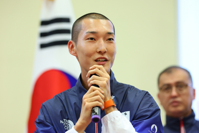 [올림픽]"옆구리 찌르는 듯한 통증" 우상혁 입촌한 날, 높이뛰기 金 라…