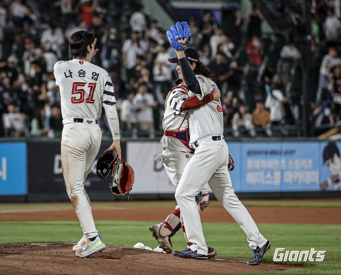 '5연속 마무리 실패' 악몽 탈출→39일만의 세이브. 역경 딛고 일어선 …