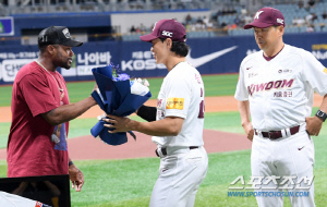 '굿바이 도슨 꼭 다시 만나자' 외국인 타자가 아닌 한식구...'떠나는 동료를 말없이 지켜본 주장 송성문'