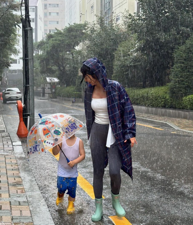 '비혼모' 사유리, 착붙 레깅스로 뽐낸 명품 골반…子젠과 비 흠뻑! 신났…