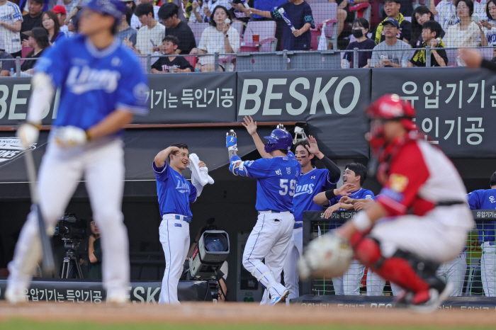 '타이밍 바꾸고, 동료에게 묻고…' 739일만 결승 멀티홈런, 불붙은 '…