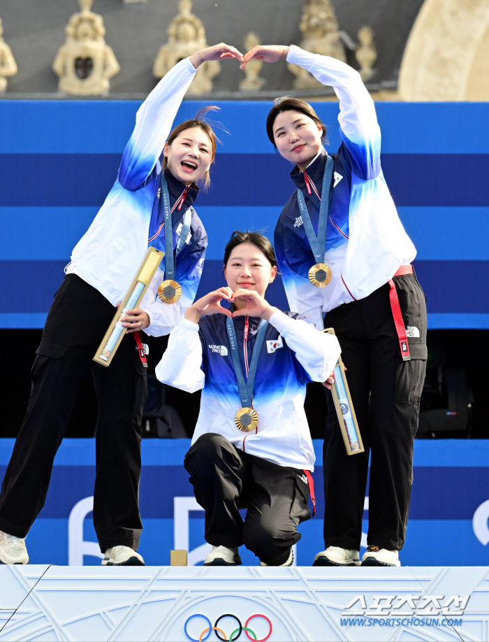 [스포츠 이코노미] 파리올림픽 포디움에 32번 오른 노스페이스 '금빛 쇼…