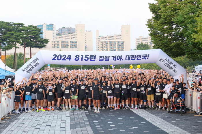 션, 광복절 81.5km 뛰고 13억 기부 "독립 유공자 후손 보금자리 …