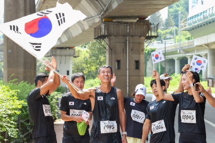 션, 광복절 81.5km 뛰고 13억 기부 "독립 유공자 후손 보금자리 …