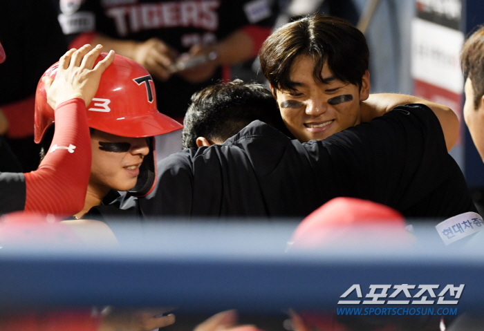 '보고도 믿기 힘든 파워' 잠실구장까지 넘긴 슈퍼스타 김도영의 만루포..…