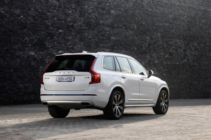 안전한 패밀리카 원한다면…볼보 플래그십 SUV 'XC 90' 주목