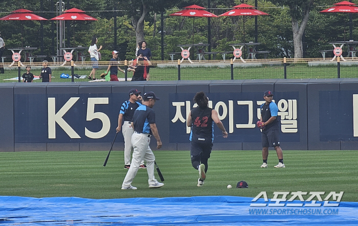 '한증막 속 이리뛰고 저리뛰고' 7년차 포수의 나홀로 개인훈련…지난 아쉬…