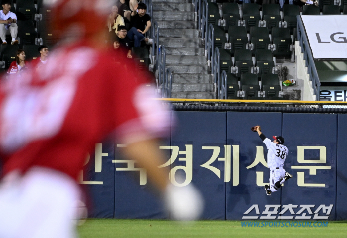 '2위 찾으러 간다' 오스틴 만루홈런 폭발 LG, SSG 꺾고 위닝시리즈…