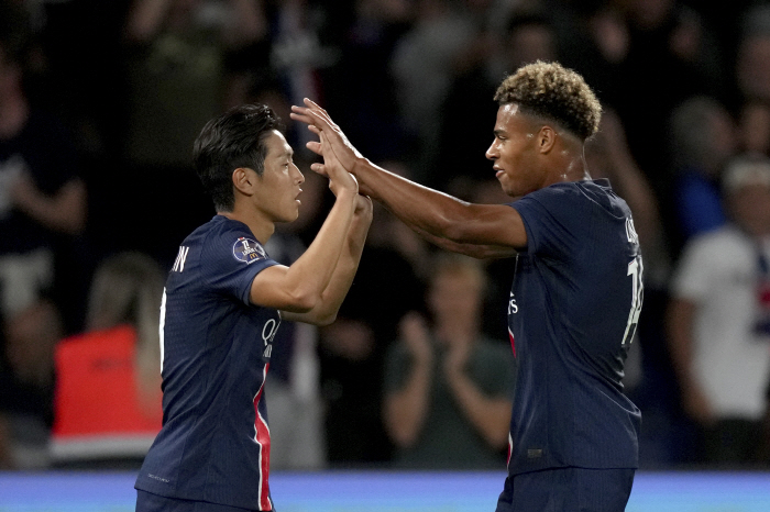 '2경기 연속골' 이강인, PSG 6-0 대승에도 절대로 웃으면 안되는 …