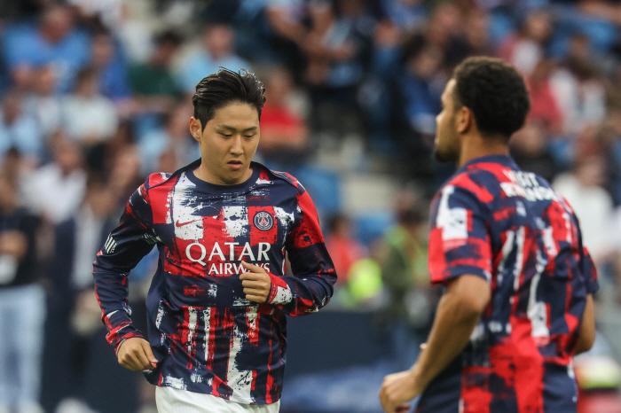 '2경기 연속골' 이강인, PSG 6-0 대승에도 절대로 웃으면 안되는 …