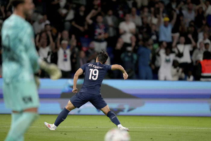 '2경기 연속골' 이강인, PSG 6-0 대승에도 절대로 웃으면 안되는 …