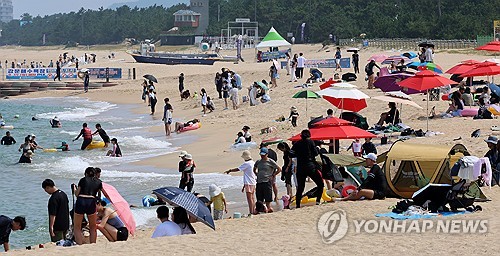 강원 동해안 해수욕장 대부분 폐장…전 지역서 피서객 '증가'