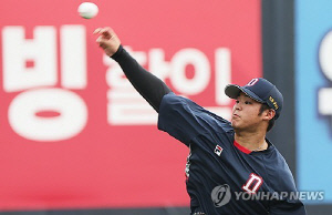 15일 연장 계약했지만…두산 시라카와, 팔꿈치 부상으로 이탈