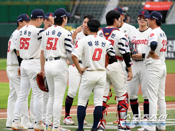 '드디어 돌아온 안경 에이스' 독수리 공포증 극복했다...롯데 가을야구 …