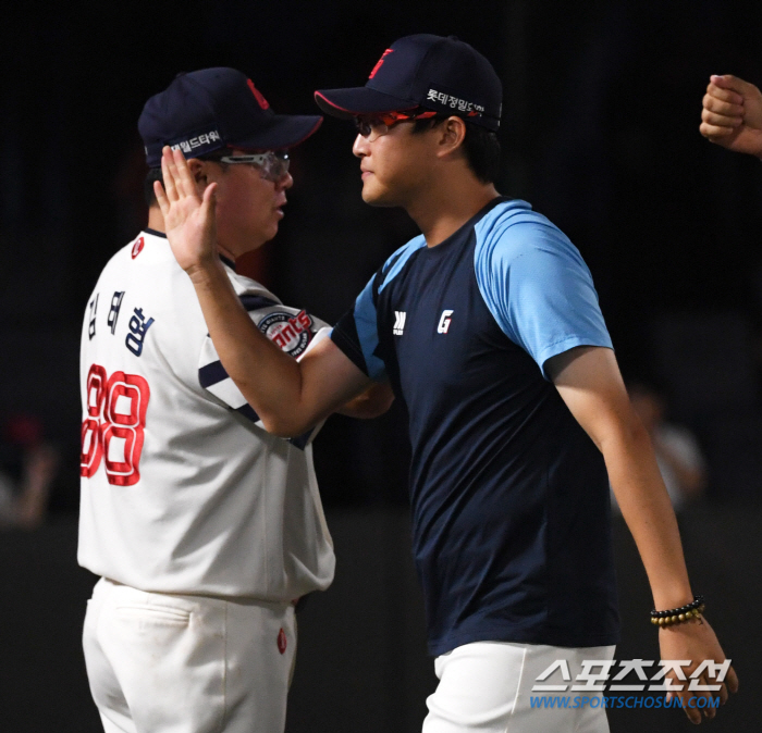 '드디어 돌아온 안경 에이스' 독수리 공포증 극복했다...롯데 가을야구 …