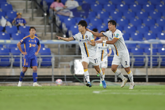 [현장리뷰]울산 HD, 광주FC 누르고 결승 진출 '7년 만의 왕좌 탈환…