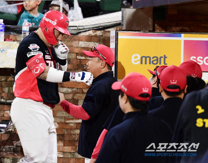 "너무 무른데..." 선수에 져주는 감독, 그런데 1위…꽃감독의 진짜 속…