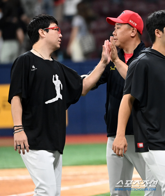 "너무 무른데..." 선수에 져주는 감독, 그런데 1위…꽃감독의 진짜 속…