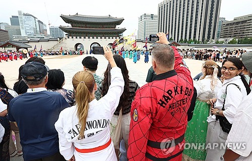 지난달 방한 외국인관광객 141만명…해외로는 250만명 나가