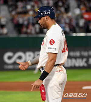 '196cm 거구와 정면충돌' 쓰러진 채은성 진심으로 걱정한 레이예스...'부상 없이 훈훈하게 마무리'