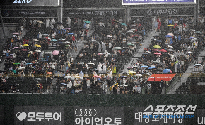 역대 최초의 경기! 2569일 만에 자정 넘겼다…결국 롯데가 승자, 한화…