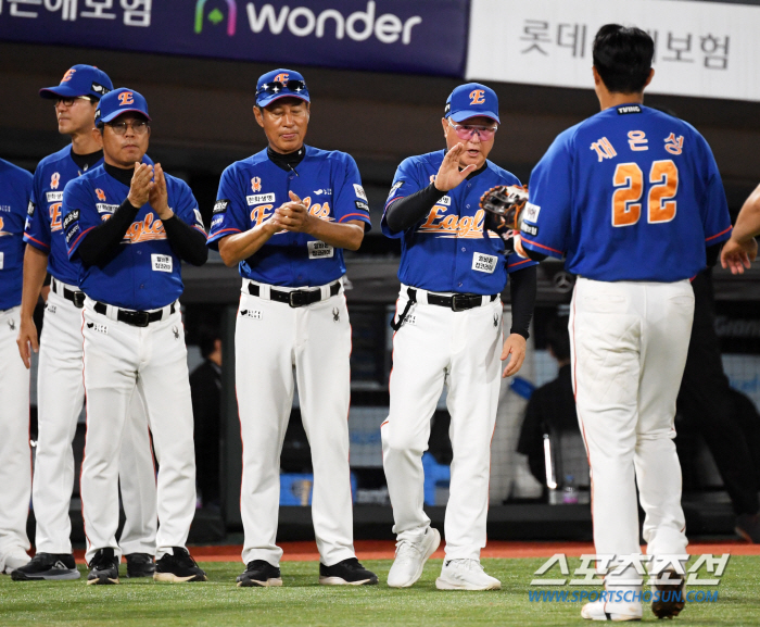 충격의 첫 루징, 꺾여버린 '푸른 한화' 신화...운명의 KT 홈경기, …