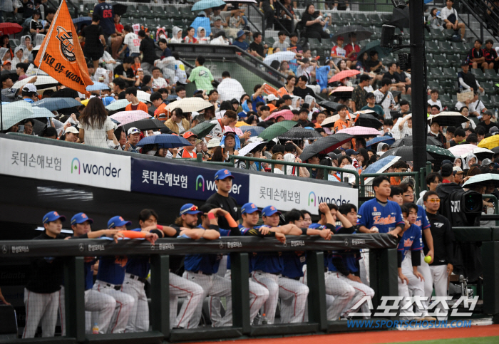 충격의 첫 루징, 꺾여버린 '푸른 한화' 신화...운명의 KT 홈경기, …