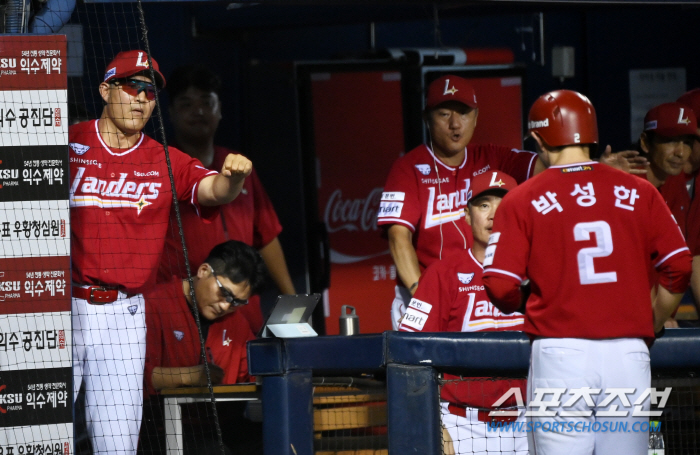 '허벅지 통증' SSG 주전 유격수, 주말까지 푹 쉰다…신범수 지명타자[…