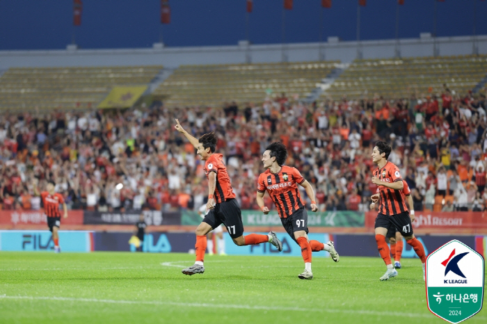 [현장리뷰]'최규백 극장골' 수원FCvs강원, 2-2 무승부…강원 '파이…