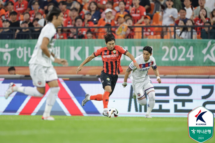 [현장리뷰]'최규백 극장골' 수원FCvs강원, 2-2 무승부…강원 '파이…