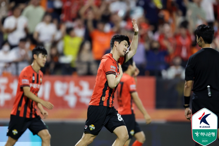 [현장리뷰]'최규백 극장골' 수원FCvs강원, 2-2 무승부…강원 '파이…