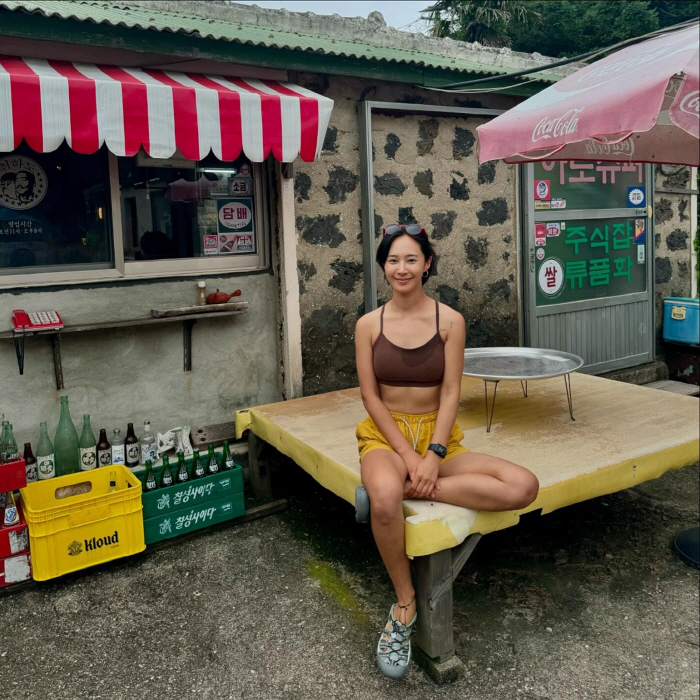 "제주도 주민 다됐네"…권유리, 브라톱입고 김 한 장에 맥주 한잔 '행복…