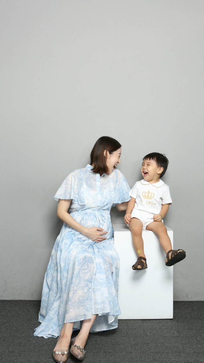 '둘째 임신' 원걸 혜림, 행복 가득 가족사진..만삭 D라인 아름답네