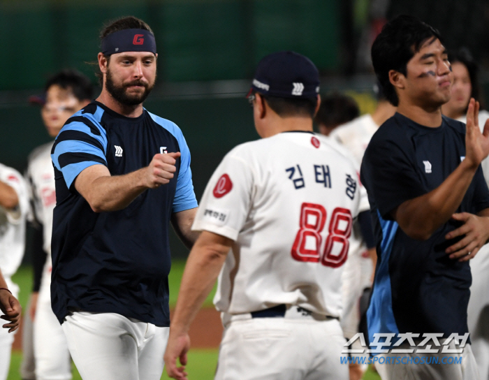 1시간 중단 막지 못했다, 7년 만에 품은 10승 "가슴 뭉클해지는 롯데…