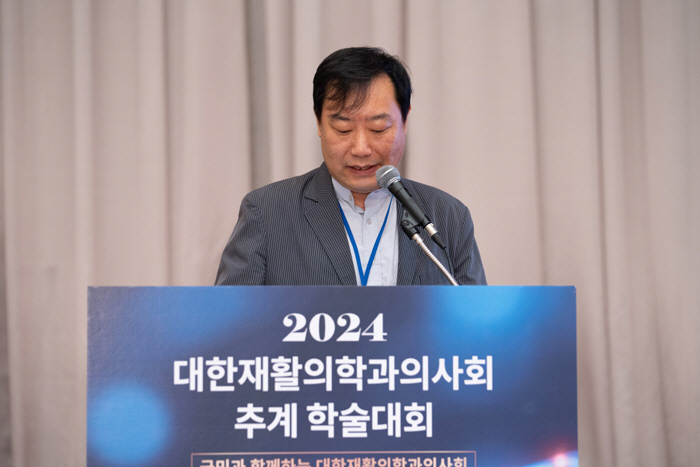 "노인 낙상 예방, 개별 건강 고려해야"…충격 감소 의료기기 착용 권고