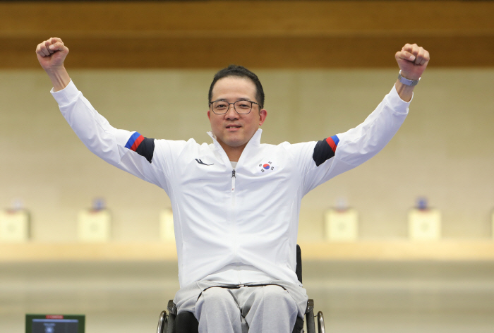 [파리패럴림픽] '사격만세, 또 金 쐈다' 박진호 한국 선수단 첫 2관왕…