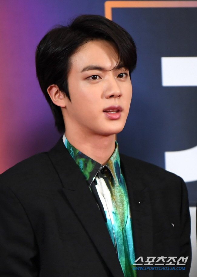 "괜히 월클 아냐" BTS 진, 사비로 스태프 110명에 통 큰 '플렉스…