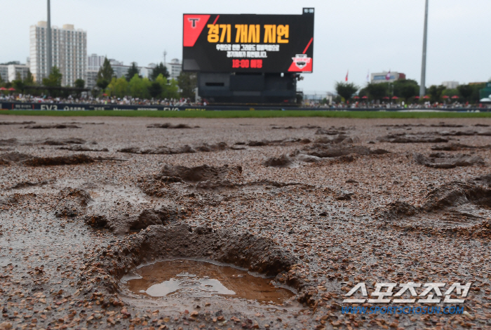 '비는 그쳤는데 그라운드가...' 7일 광주 키움-KIA전, 1시간 지연 개시[광주 현장]