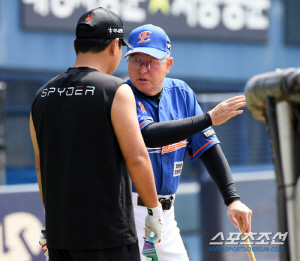 '가을야구 끝까지 간다' 김태연 불러 직접 시범까지 보인 김경문 감독