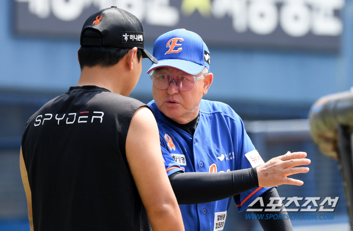 '가을야구 끝까지 간다' 김태연 불러 직접 시범까지 보인 김경문 감독