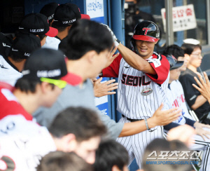 이영빈 홈런 되찾았다! 역대 8번째 삼중도루까지…LG, 한화 14대3 제압 '2연승&3위 굳히기 돌입' [잠실 리뷰]