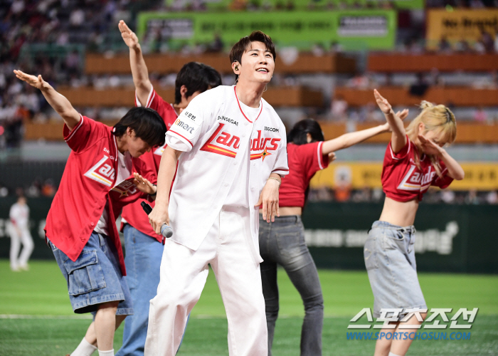 [포토] 가수 영탁 '랜더스필드 찾아 화려한 축하 무대'