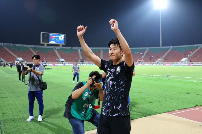 “오만 잔디 좋았다. 한국도 개선됐으면” 손흥민 얼마나 답답했으면 작심 …