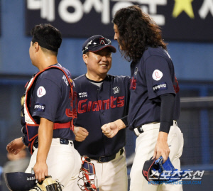 '가을야구 끝까지 간다' 연장 접전 끝 경기 마무리 지은 김원중...활짝 웃으며 반긴 김태형 감독